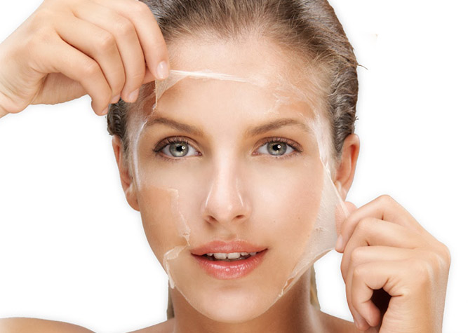 Les masques pour la personne des boutons avec largile bleu clair et